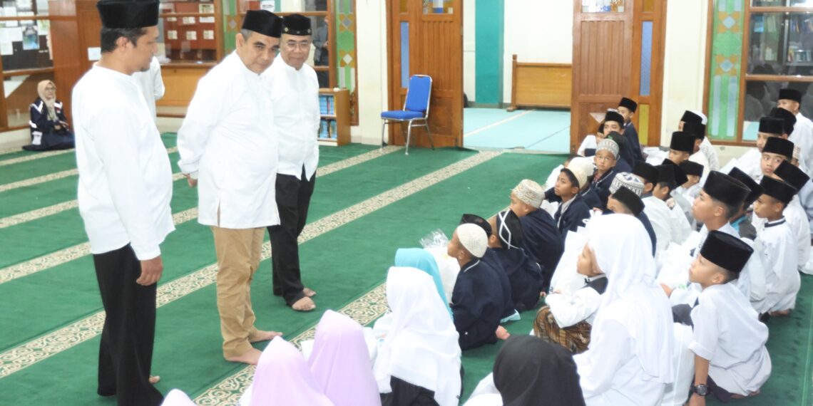 Lazis Darul Hikam Salurkan Bantuan Pada 11.588 Penerima Manfaat