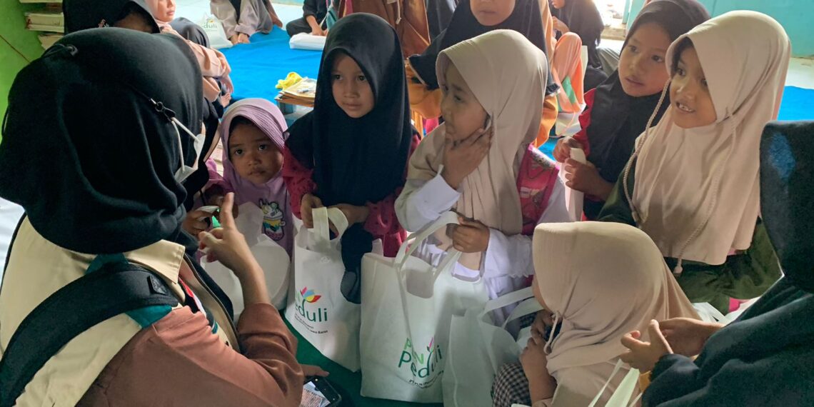 Berbagi Kebahagiaan Ramadan, Program EVP PLN Peduli Berikan Alat Tulis dan Al Qur’an 