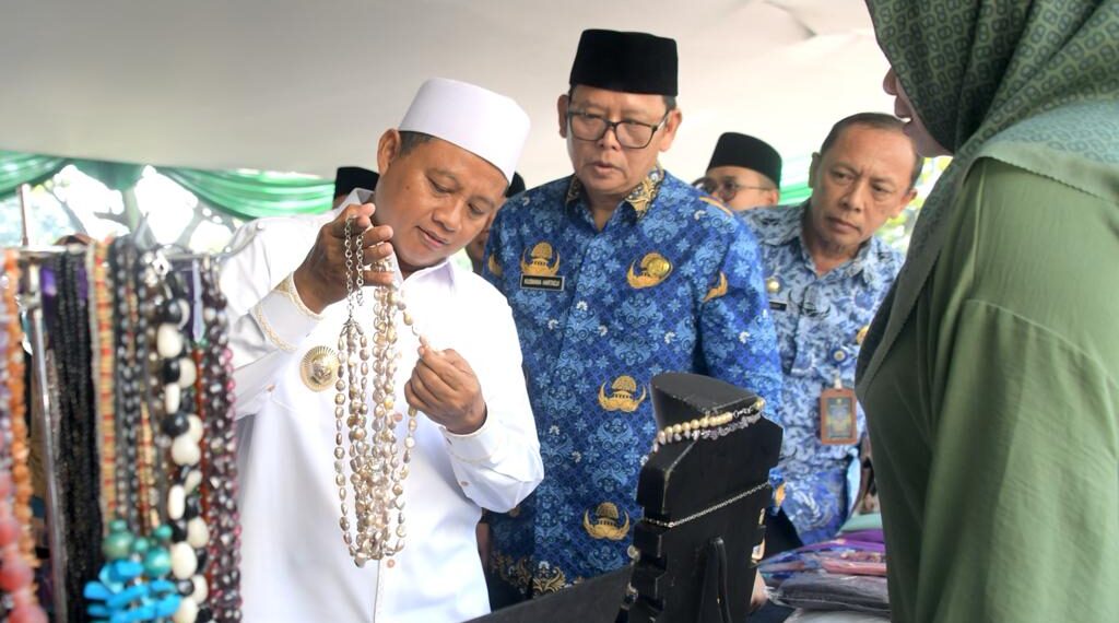 Wagub Jabar,Uu Ruzhanul ulum didampingi Kadis KUKM Jabar Kusmana Hartadji meninjau stand pameran.