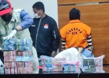 Duit Miliaran Rupiah Disita KPK Saat OTT Bupati Meranti M Adil