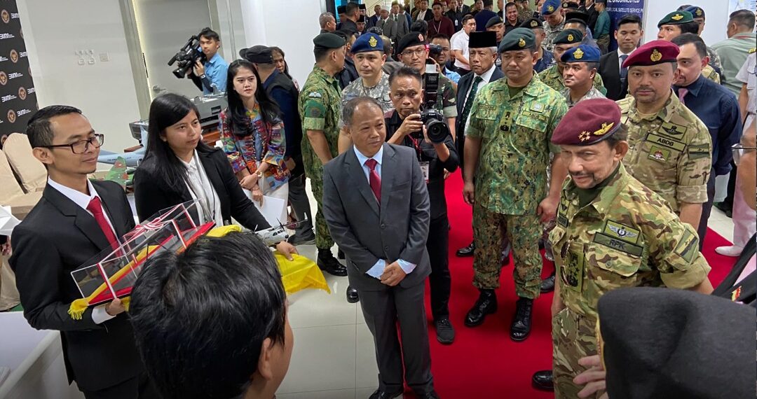 Tampilkan Produk Unggulan, Sultan Brunei Darussalam Tinjau Booth PT Pindad