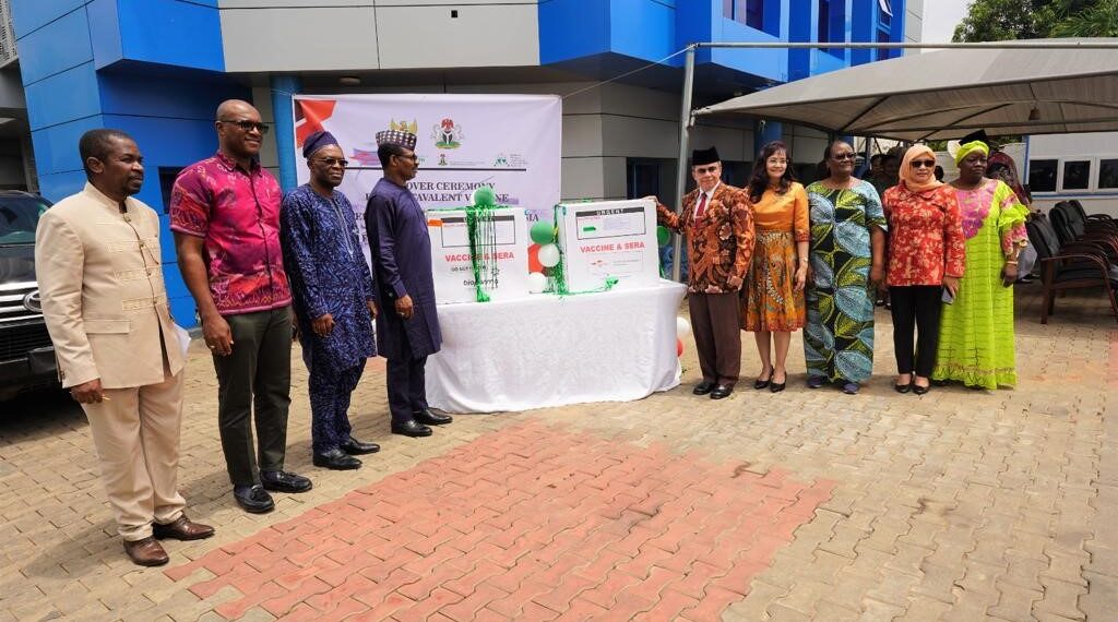 Bio Farma Serah Terimakan Hibah Vaksin Pentavalen ke Nigeria