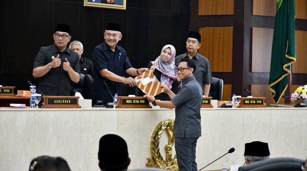 8 Fraksi DPRD Jabar Sampaikan Pandangan Umum atas Raperda P2APBD 2022