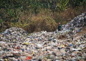 Bey Targetkan Dua Minggu Api di TPA Sarimukti Bisa Padam