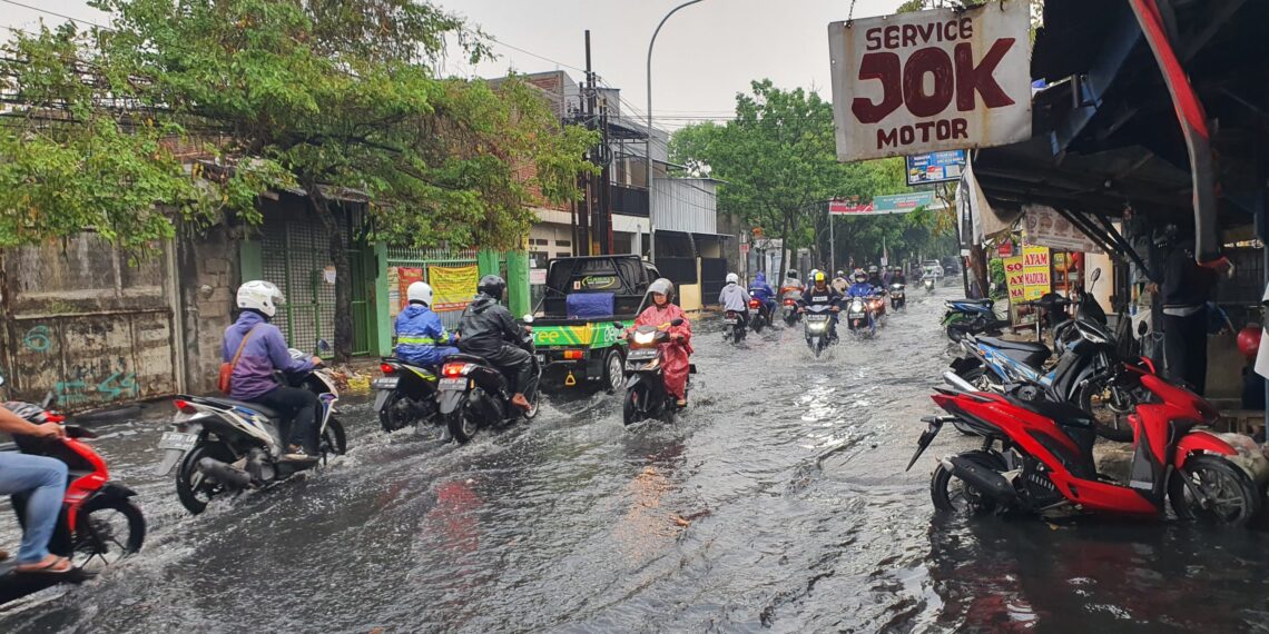 Bandung Diguyur Hujan, Jalan di Kawasan Gedebage Sempat Tergenang Air
