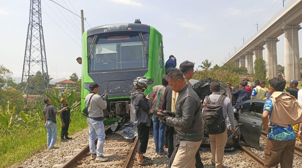 Avanza Tertemper KA Feeder di Perlintasan Sebidang, Berikut Himbauan KAI