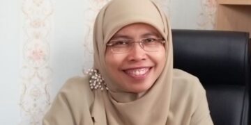 Siti Muntamah Bagikan Kacamata Baca Gratis untuk Lansia