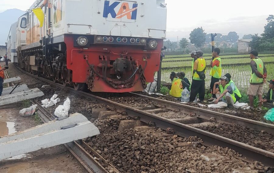 Evakuasi eks KA Turangga dan Commuterline Berhasil Dilakukan, Perjalanan Kereta Kembali Normal