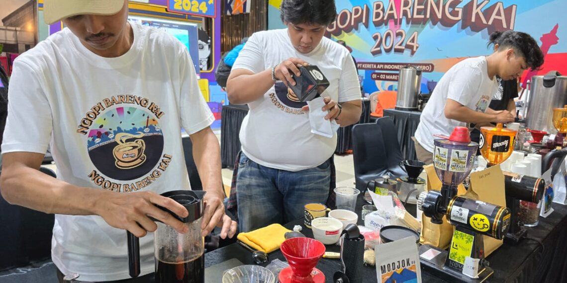 Hanya 2 Hari, Daop 2 Bandung Bagikan 3.750 Cup Kopi Gratis Bagi Pelanggan KA