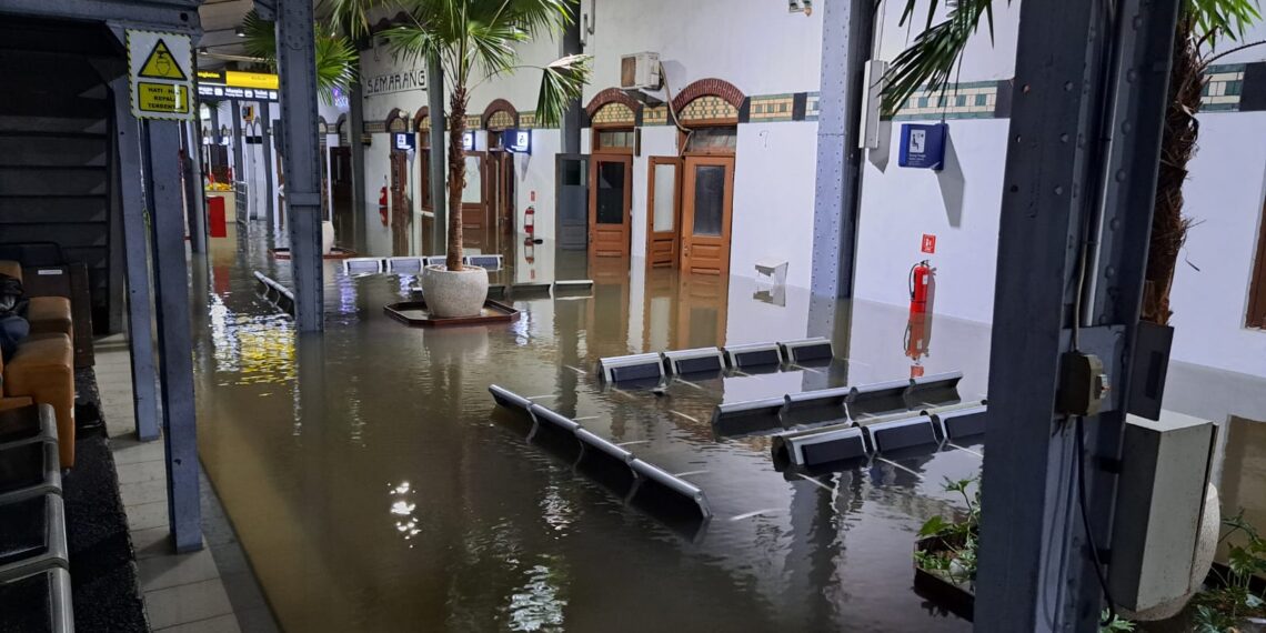 Banjir di Semarang, Akibatkan Perjalanan Kereta Api Yang Melalui Jalur Pantura Alami Keterlambatan