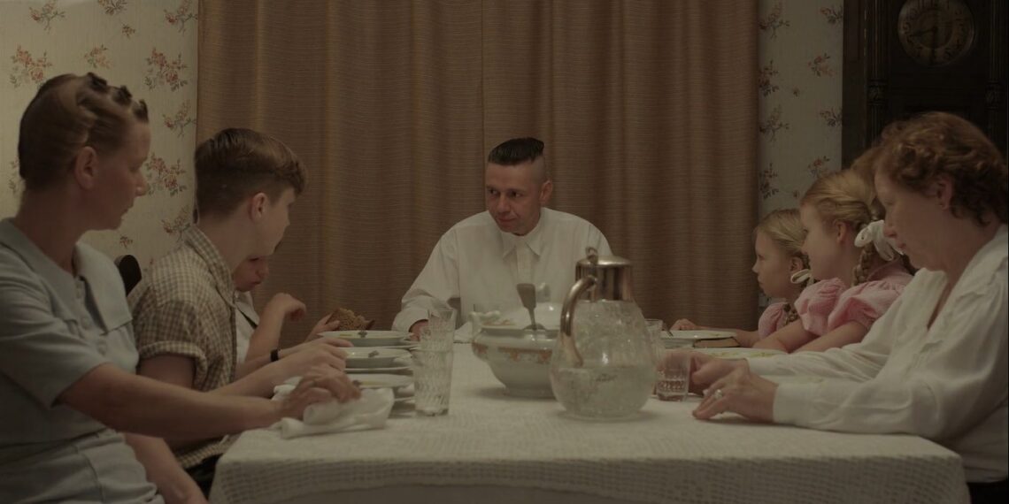 Kehidupan Nyaman di Sisi Kekejaman Nazi