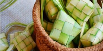 Mengintip Proses Pembuatan Bungkus Ketupat di Kampung Nagrak: Tradisi Warisan Budaya yang Kian Dilindungi