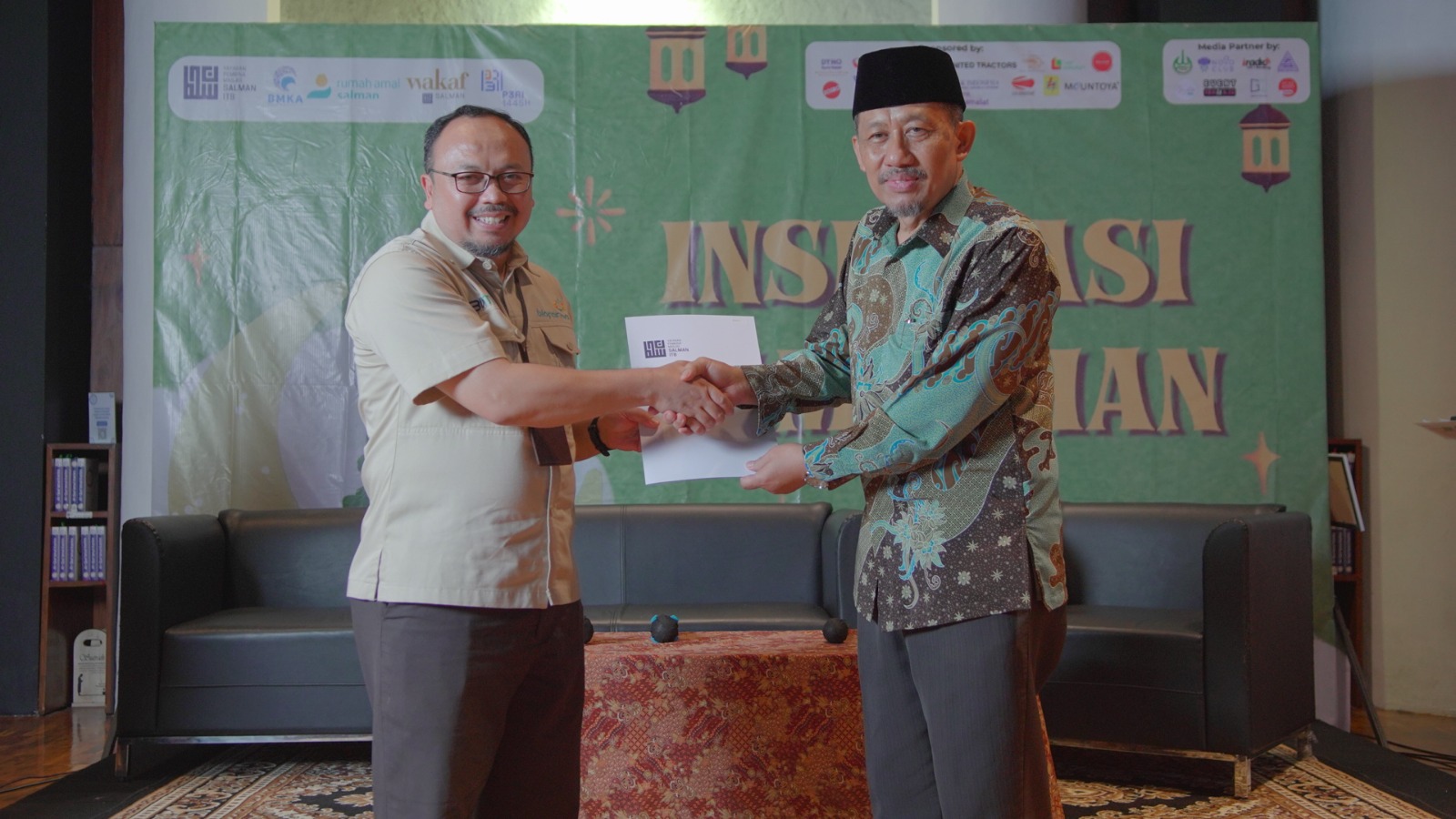 Kegiatan Penyerahan Apresiasi Fasilitator Sertifikasi Halal oleh Ketua YPM Salman ITB Prof. Dr. Ir. Suwarno, M.T., Di Masjid Salman ITB kepada Kepala Departemen TJSL Bio Farma Sarmedi (28/03).