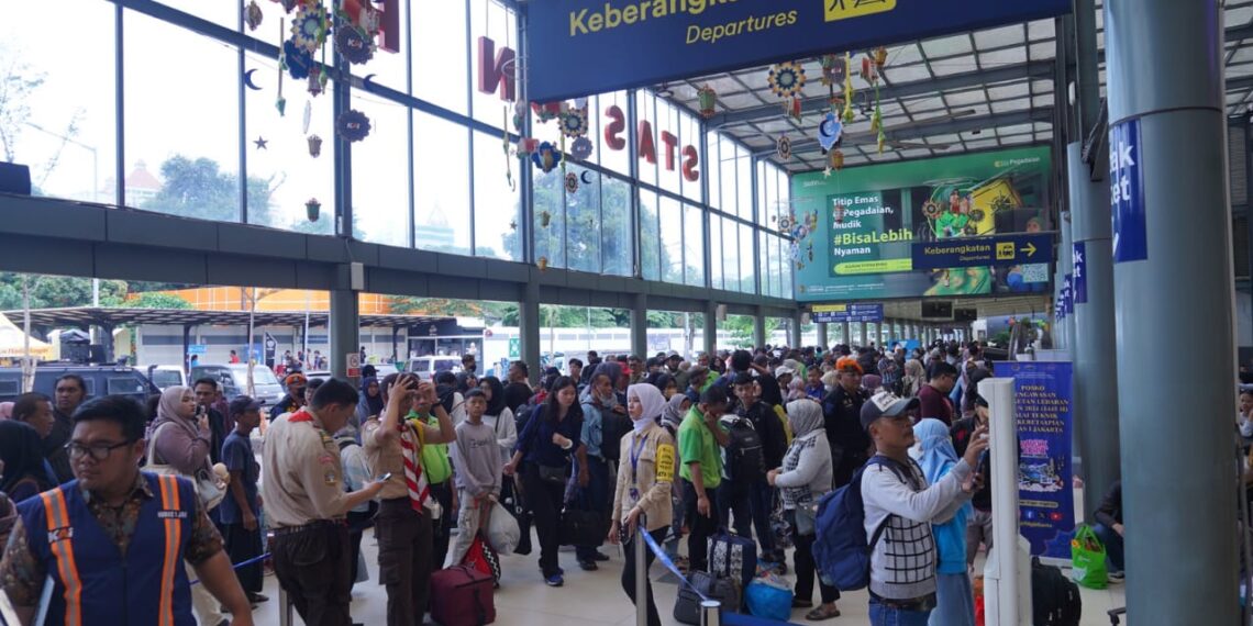 Petugas KAI Sigap Berikan Pertolongan Ibu yang Akan Melahirkan di KA pada Saat Lebaran