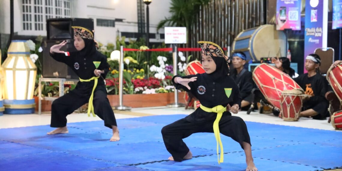KAI Daop 2 Bandung Hadirkan Kesenian Tari Jaipong dan Pencak Silat di Stasiun Bandung