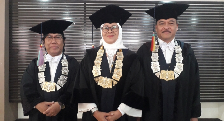 Rektor ISBI Bandung, Dr. Retno Dwimarwati, S.Sen., M.Hum di dampingi oleh warek bidang Kerja Sama, Hubungan Masyarakat & Sistem Informasi, Dr. Supriatna, S.Sn., M.Sn dan Warek Bidang Akademik & Kemahasiswaan Indra Ridwan, S.Sos., M.Sn., M.A., Ph.D
