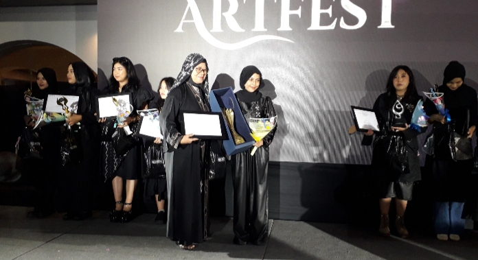 Rektor ISBI Bandung, Dr. Retno Dwimarwati, S.Sen., M.Hum menyerahkan award kepada para pemenang artfestifal 2024