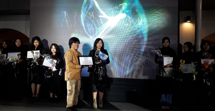 Wakil Rektor ISBI Bandung, Dr. Supriatna, S. Sn., M. Sn menyerahkan award kepada para pemenang artfestifal 2024