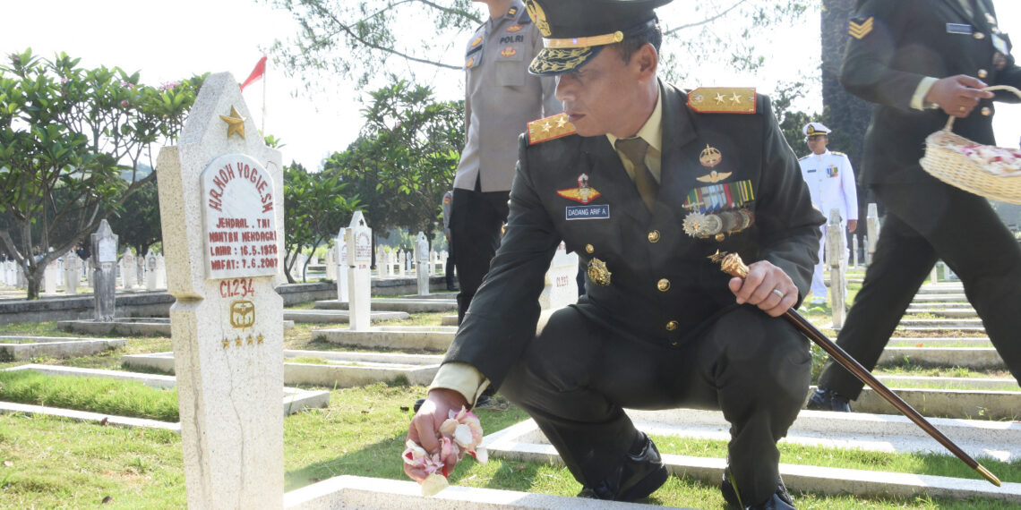 Dankogartap II/Bandung Gelar Ziarah Nasional pada HUT Ke-79 TNI